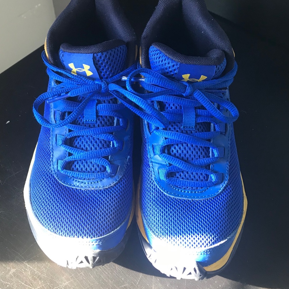 Boys blue under armour basketball shoes.